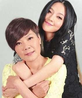 娱乐吃瓜酱戏精母女,一场母女间的戏精盛宴